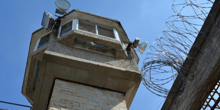 Prison : Des établissements pénitentiaires visés par des incendies de véhicules et des tirs
