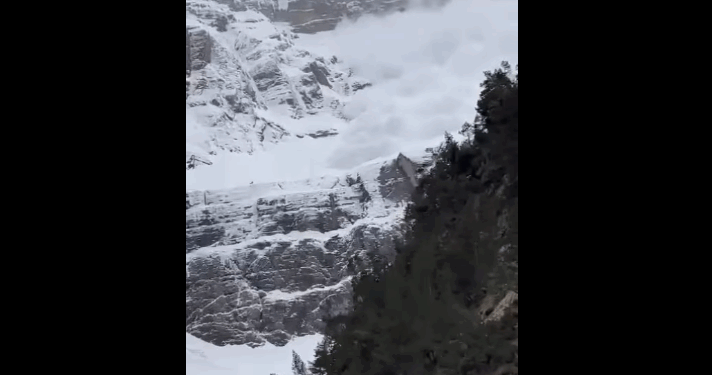Impressionnante avalanche filmée au cirque de Gavarnie