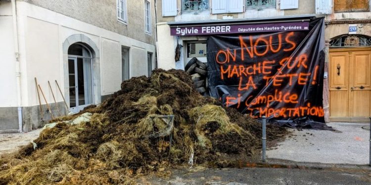Du fumier et un coup de pression devant la permanence d'un députée LFI d'Occitanie