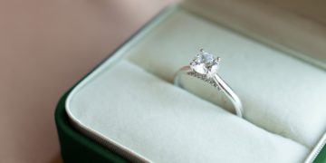 Elle retrouve sa bague, volée il y a 30 ans dans une brocante