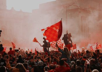 Royaume-Uni : un homme fonce sur la foule à Liverpool, une cinquantaine de blessés