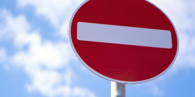 3 enfants de 12 ans cartonnent sur les réseaux sociaux en nettoyant les panneaux de leur commune