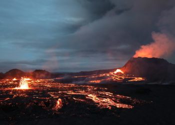 Les impressionnantes images d'un volcan en éruption en Indonésie