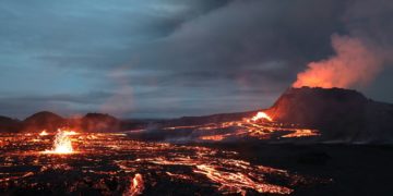 Les impressionnantes images d'un volcan en éruption en Indonésie
