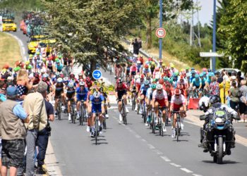 Pogacar gagne à Rouen mais Van der Poel reste en jaune pour 0 seconde !