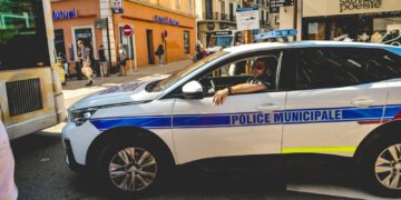 Un bus accordéon dérape et emporte la terrasse d'un bar