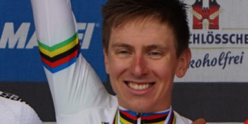 Tadej Pogacar remporte un 2eme titre mondial après un numéro en solitaire