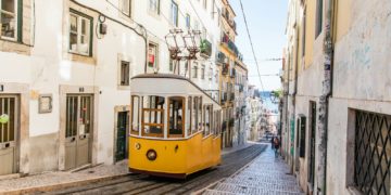 Drame à Lisbonne : le célèbre funiculaire de la ville déraille, au moins 15 morts