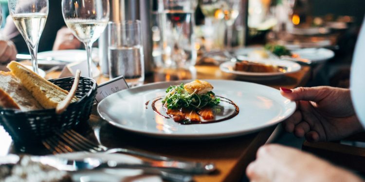 Des agriculteurs bloquent un Buffalo Grill