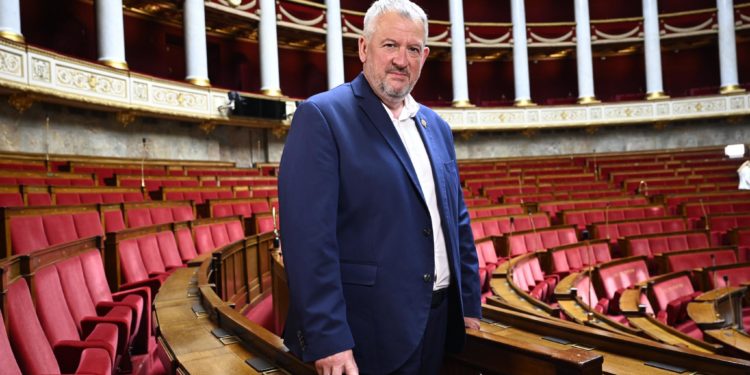 Le député Arnaud Simion au chevet des agriculteurs dans un film documentaire