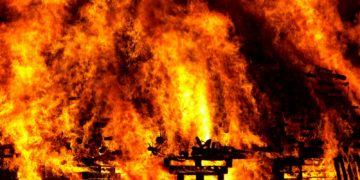 Violent incendie dans un hangar agricole