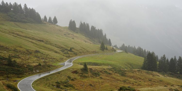 Après le changement d'heure, la police appelle à la prudence sur les routes