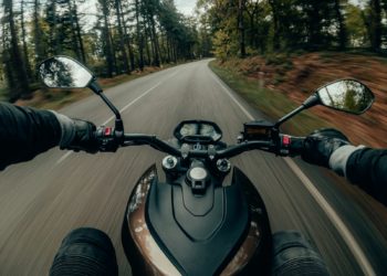 A fond, un bus dépasse une moto et fait le buzz