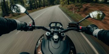 A fond, un bus dépasse une moto et fait le buzz