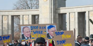 « Nous sommes dans une confrontation avec la Russie », assure Emmanuel Macron