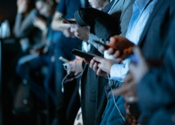 ecran smartphone yeux