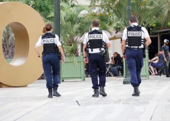 Un homme cagoulé tué après avoir menacé des policiers avec un couteau