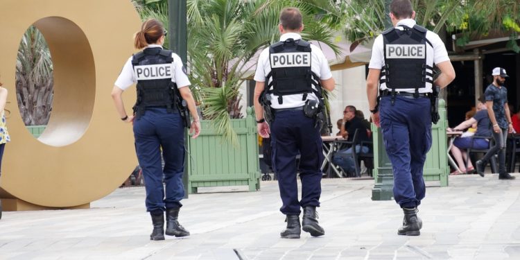Un homme cagoulé tué après avoir menacé des policiers avec un couteau