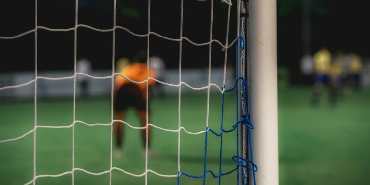 Football - Toulouse battu par Angers et son gardien Koffi