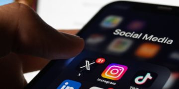 Réseaux sociaux, pourquoi Macron veut les interdire pour les ados