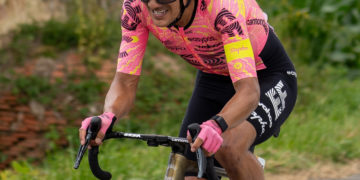 Carapaz gagne, les leaders groupés avant les deux étapes de l'Alpes d'Huez