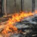 Il jette un mégot qui provoque un incendie puis prévient les secours
