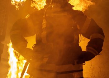 Piégés par les flammes dans leur camion, ces pompiers racontent