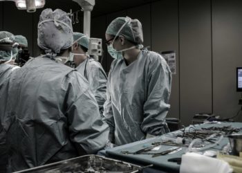 un homme meurt en s’immolant par le feu, pronostic vital engagé pour sa famille