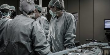 un homme meurt en s’immolant par le feu, pronostic vital engagé pour sa famille