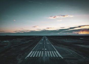 Le train d’atterrissage ne se ferme pas, un avion revient se poser à l’aéroport