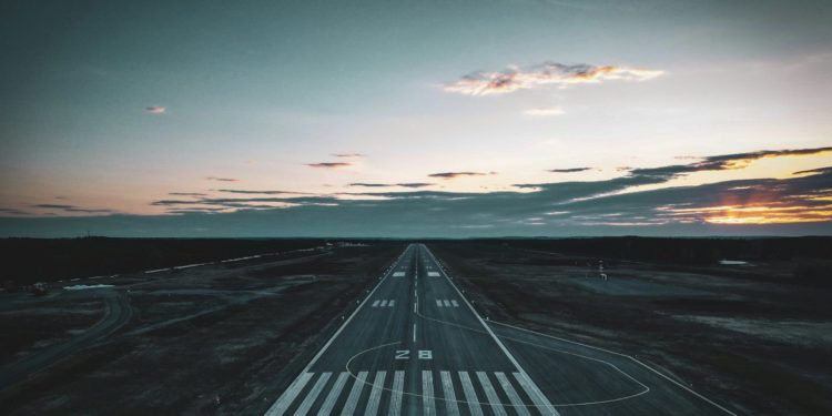 Le train d’atterrissage ne se ferme pas, un avion revient se poser à l’aéroport