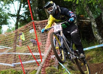 Des supporters en liesse après la victoire de Max Alran en VTT