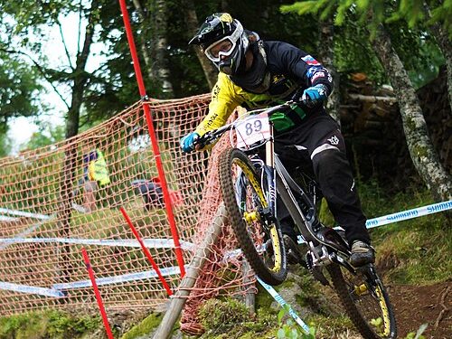 Des supporters en liesse après la victoire de Max Alran en VTT