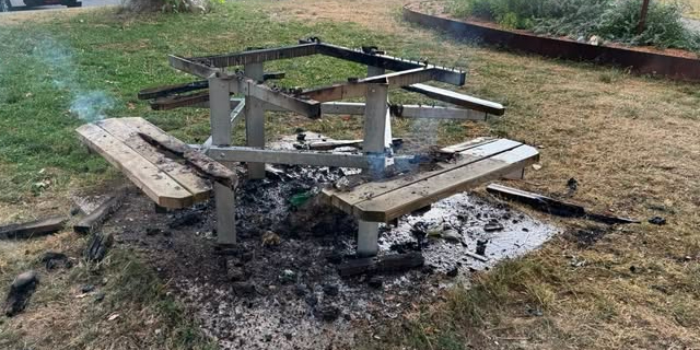 Il brûle une table de pique nique et termine devant le tribunal