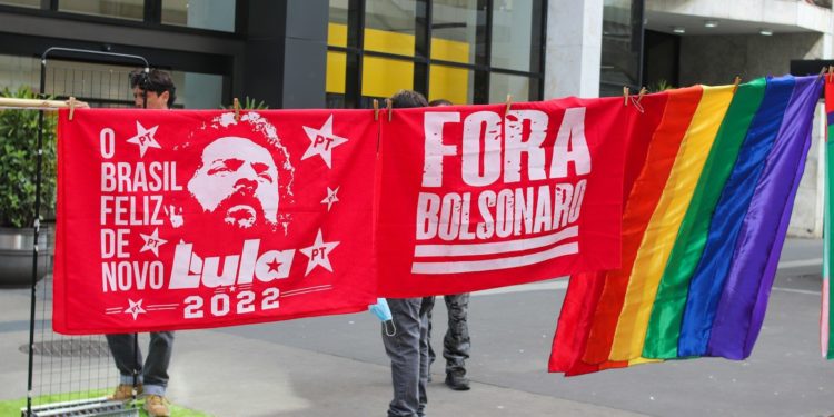 Présidentielle au Brésil: Lula et Flávio Bolsonaro lancent leurs campagnes