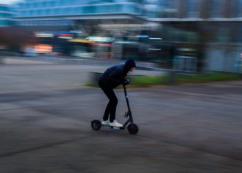 à trois sur une trottinette électrique, ils doublent une voiture de gendarmerie