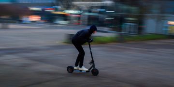 à trois sur une trottinette électrique, ils doublent une voiture de gendarmerie