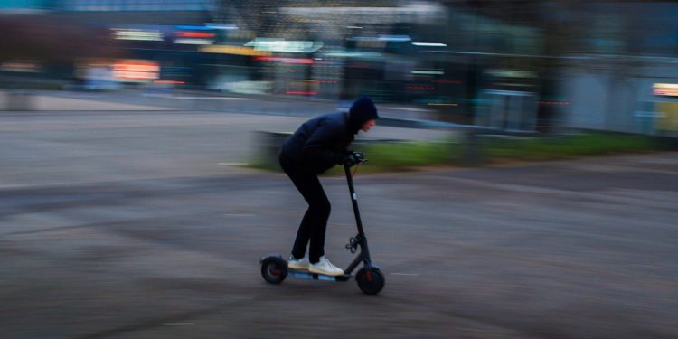 à trois sur une trottinette électrique, ils doublent une voiture de gendarmerie