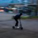 à trois sur une trottinette électrique, ils doublent une voiture de gendarmerie