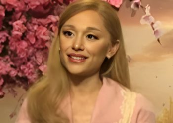 Ariana Grande se hisse au sommet des charts