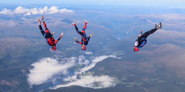 Parachutisme, l'équipe de France s'entraîne à Pamiers