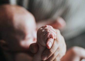 Elle donne naissance à des jumeaux de parents différents