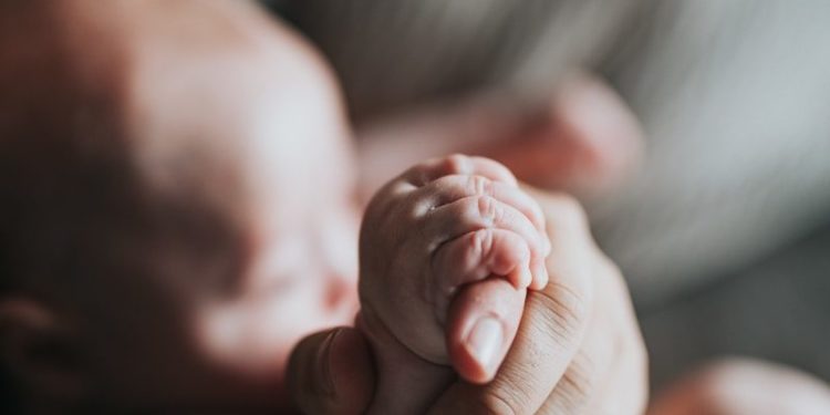 Elle donne naissance à des jumeaux de parents différents