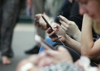 Macron confirme l'interdiction du portable au lycée