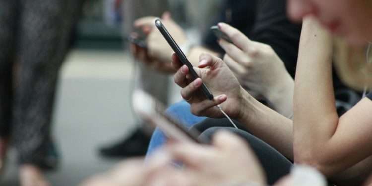 Macron confirme l'interdiction du portable au lycée