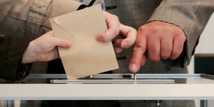 Présidentielle, face à Le Pen ou Mélenchon, Bayrou propose une primaire