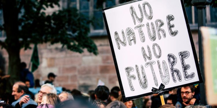 Des milliers de personnes manifestent contre la crise climatique