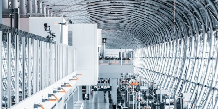 Confondue avec sa soeur jumelle, elle reste bloquée à l'aéroport