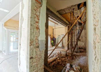 Suivis par 67 000 abonnés, deux frères rénovent leur maison familiale vieille de 270 ans