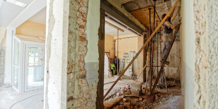 Suivis par 67 000 abonnés, deux frères rénovent leur maison familiale vieille de 270 ans